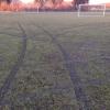Ein Unbekannter ist auf dem Fußballplatz des FC Tegernbach gedriftet und hat einen hohen Sachschaden hinterlassen.