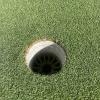 Genau 10,8 Zentimeter misst ein Golfloch im Durchmesser. Auch die Tiefe ist mit mindestens elf Zentimeter genau geregelt.