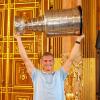 Nico Sturm hält beim Empfang durch Augsburgs Oberbürgermeisterin Weber den Stanley Cup hoch. Sturm gewann im Frühjahr 2022 mit Colorado Avalanche den NHL-Titel.