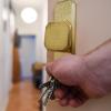 Der Schlüssel zur Wohnung steckte von außen, ein Dieb nutzte diese Gelegenheit.