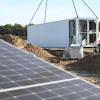 Neben Solarparks werden häufig Großbatterien errichtet, die den Strom zwischenspeichern können.