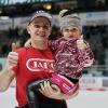 Keller zeigte sich 2023/24 bei einem Spiel gegen Ingolstadt auch als glücklicher Papa, hier mit Tochter Luna.