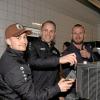 Beim Abschluss vor wenigen Wochen durfte dann auch noch einmal ausgelassen gefeiert werden. Hier ist Keller zwischen Moritz Elias (links) und Maximilian Renner zu sehen. Keller bleibt dem AEV nun in neuer Funktion erhalten.