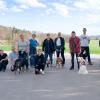Melanie Eder (vorne) organisiert regelmäßg sogenannte Social Walks. Zuletzt waren acht Hunde und ihre Halter dabei. 