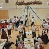 Die „Longnamer Volkstanzgruppe“ zeigte beim Musikerfrühling in Osterbuch einen Bändertanz.