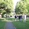 Auf dem gemeindlichen Friedhof in Gundremmingen ist auch eine Urnenbaumbestattung (links) möglich. Am Donnerstag fand ein Ortstermin in Bezug auf eine Erweiterung statt.