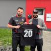 Bezirksliga-Absteiger Türkiyemspor SV-12 (rechts Sportvorstand Ümit Deniz) präsentiert den neuen Trainer: Eray Cadiroglu (links) wird in der kommenden Kreisliga-Saison als Spielertrainer auf dem Platz stehen.