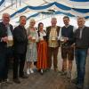 „O‘zapft is“ auf dem Wertinger Volksfest: Bernhard Sapper (Schlossbrauerei Unterbaar), Bürgermeister Willy Lehmeier, Zweite Bürgermeisterin Christiane Grandé, Moderatorin Marion Buk-Kluger, die Festwirte Werner Schmid senior und junior und Fritz Carry (Schwanenbräu) stoßen an (von links).