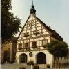 Das Krumbacher Rathaus, wie es als schmucker Fachwerkbau den Marktplatz in Krumbach dominiert.  