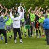 Nach dem Schlusspfiff war der Jubel beim SV Unterdießen groß. Nach dem 6:0 gegen Dettenschwang/Thaining ist der direkte Aufstieg fix. Spielleiter Heinz Eckl (rechts) brachte den Pokal gleich mit.