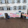 Protest aus dem südlichen Landkreis Günzburg vor dem Rathaus in Biberach. Trotz einiger Windkraftgegner im Publikum verlief die Sitzung störungsfrei. 