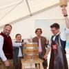 Beim Bieranstich: (von links) Braumeister Martin Lechner, Mess'-Organisator Daniel Wizinger, Erbprinz Carl-Eugen zu Oettingen-Wallerstein und Nördlingens Oberbürgermeister David Wittner.