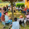 "Hier lässt sich gut sein ein froher Rund", erlebte ein Teil der Gottesdienstbesucher unter dem Baum neben dem Käppele.