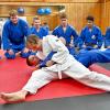 Königsbrunn, Sporthalle der Bereitschaftspolizei, Bepo, Judo, Selbstversuch Sport-Serie, Redakteur Sebastian Richly versucht sich im Judo, Sebastian Richly (weißer Anzug) mit Niklas Borowinski