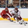Verteidiger Kyle Mayhew (am Puck) spielt künftig für die Augsburger Panther in der DEL.