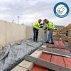 Zu Demonstrationszwecken bauen Arbeiter den Hochwasserschutz in kurzer Zeit komplett auf.