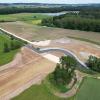 In Siefenwang wurde in diesem Jahr mit dem Bau des Rückhaltebeckens begonnen. An der Zusam entsteht ein Drosselbauwerk, westlich davon ein über 200 Meter langer Damm. Bis Herbst 2026 soll das Projekt abgeschlossen sein.