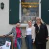 Heike Finger (links) und ihre beiden Kolleginnen finden die Bäume und Bänke 
vor der Buchhandlung sehr schön. Sie freuen sich, dass einige Kunden und 
Kundinnen jetzt wieder kommen, die während der Bauarbeiten ausblieben. 