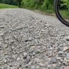 Ziemlich grob ist der Belag auf einem Teil des Radwegs von Eresing am Delo-Gelände vorbei nach Windach. 