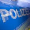 Vor den Augen des Besitzers rammte eine 87-jährige Autofahrerin ein anderes Fahrzeug und fuhr dann weiter. 
