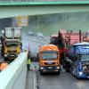 Auf der B17 drohen in Augsburg ab Pfingstmontag Staus. Grund ist die Fahrbahnerneuerung auf Höhe Göggingen/Pfersee. Der Flüsterasphalt muss dort etwa alle zehn Jahre erneuert werden. Unser Foto entstand 2016.  
