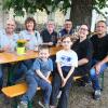 Sie bewirten beim Pfälzer Weinfest in Aichach: Barbara und Lars Albin (vorne) sowie (hintere Reihe, von links) Jürgen und Bettina Rummel vom Weingut Rummel 
und Natascha und Axel Hörner vom Amselhof.