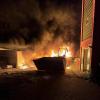 Lichterloh in Flammen standen die Garagen und ein Teleskoplader auf dem Niedermaier-Gelände in Mering.