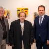 Bei der Vernissage der Ausstellung des Künstlers Gerold Carl Scherer (Mitte): Oberbürgermeister Frank Kunz (rechts) und DLG-Kultur-und-Wir-Vorsitzender Heinz Gerhards gratulierten dem Künstler zu der Schau. 